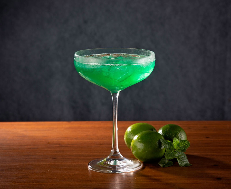 Cocktail in a coupe glass garnished with lime – photo by Marcelo Verfe, Pexels
