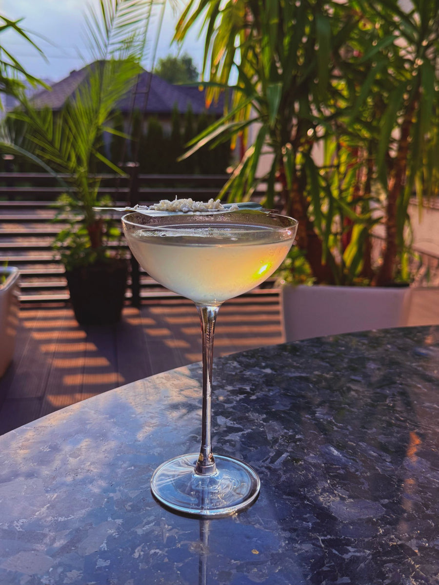 Cocktail on a sunlit terrace – photo by Vera Rishkevich, Pexels
