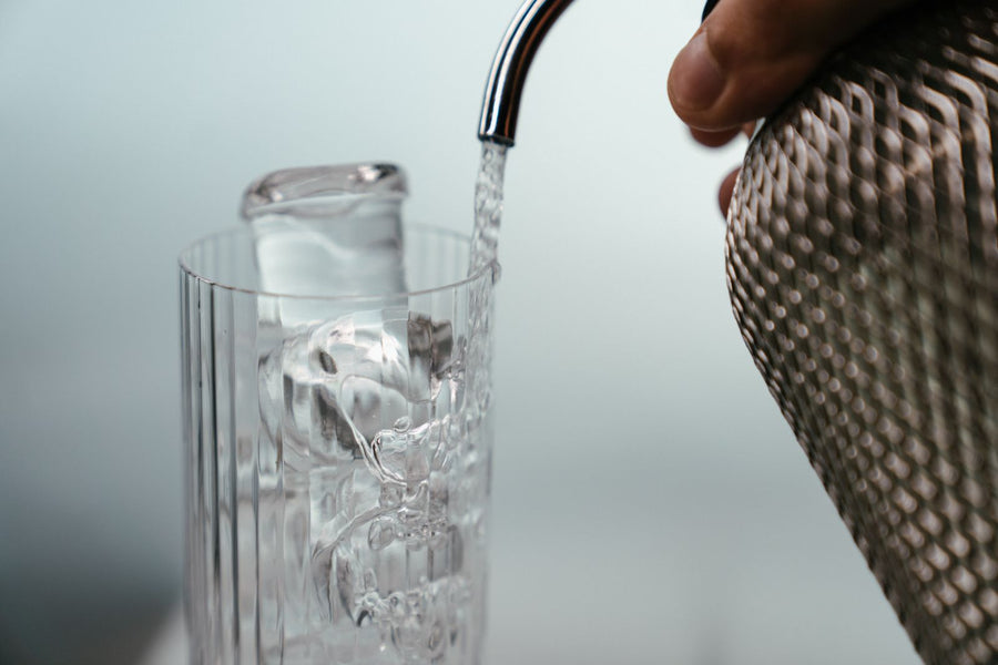 Soda water poured into a highball glass with ice – photo by Dimenshteyn, Pexels