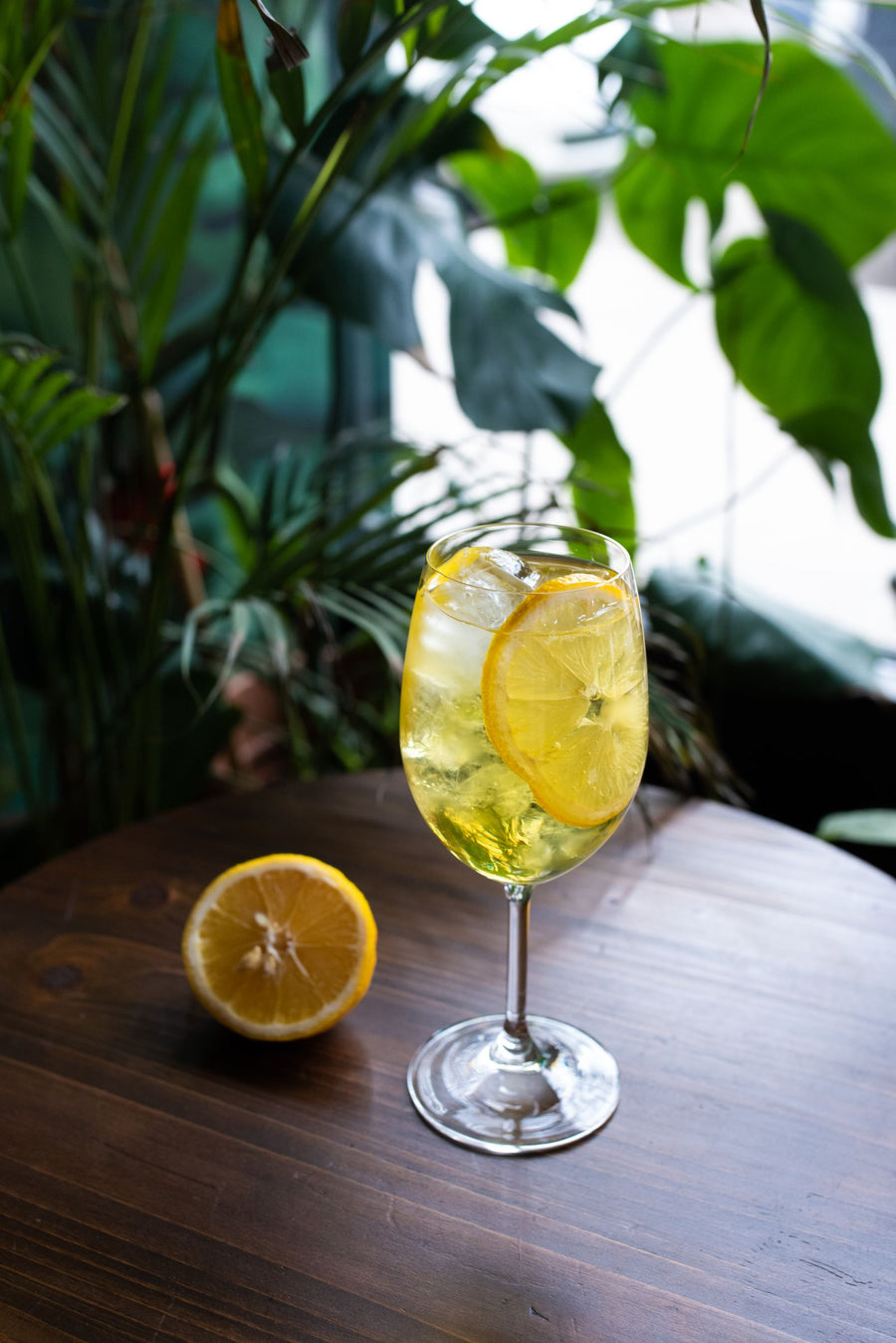 Citrus cocktail with lemon slices on a wooden table – photo by Arina Krasnikova, Pexels