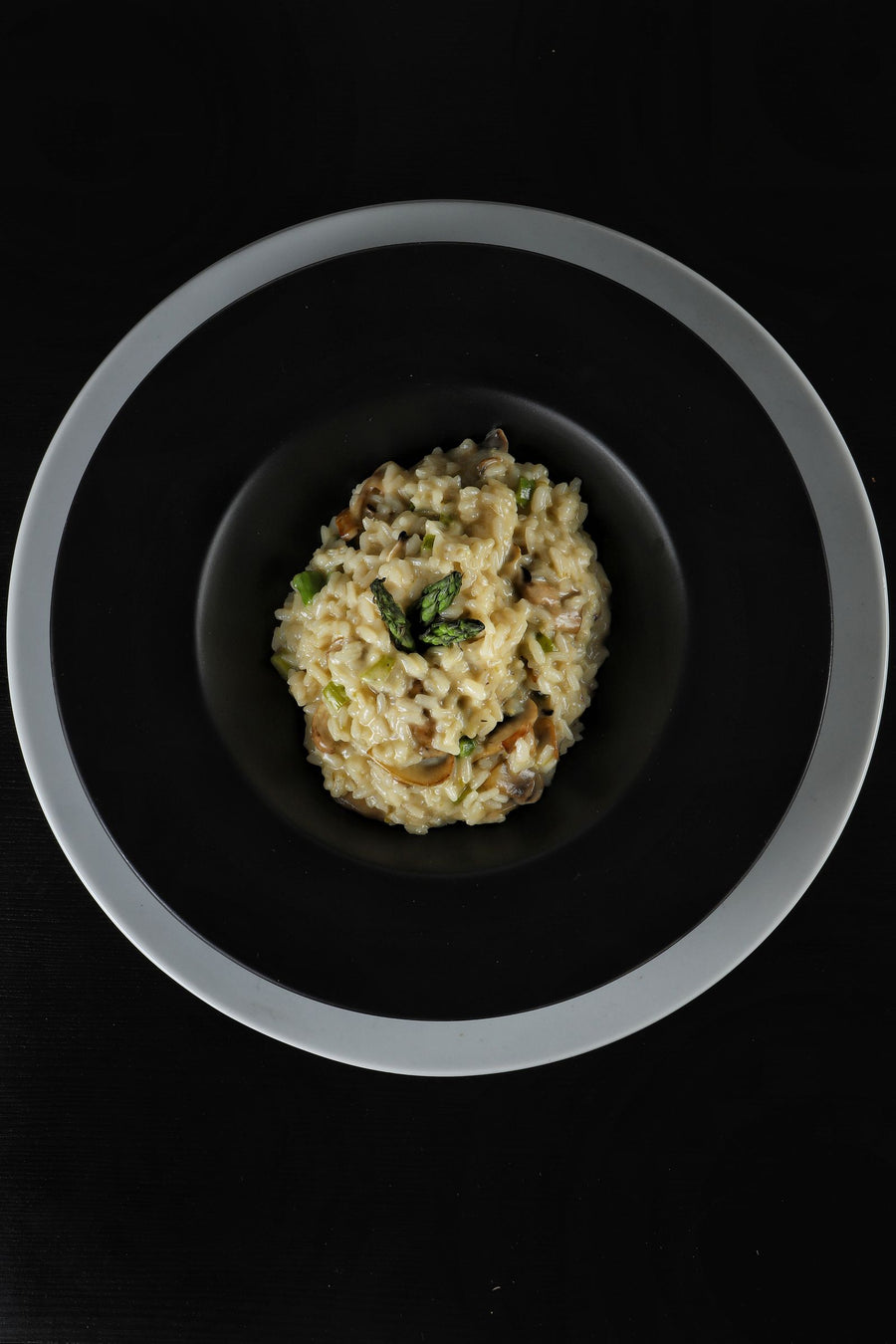 Creamy mushroom risotto in a bowl – photo by Adriano Bragi, Pexels